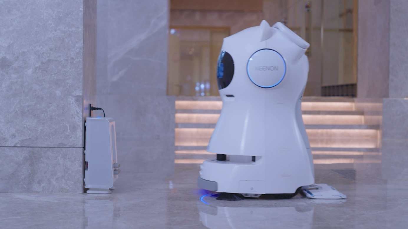ドックで充電する清掃ロボット