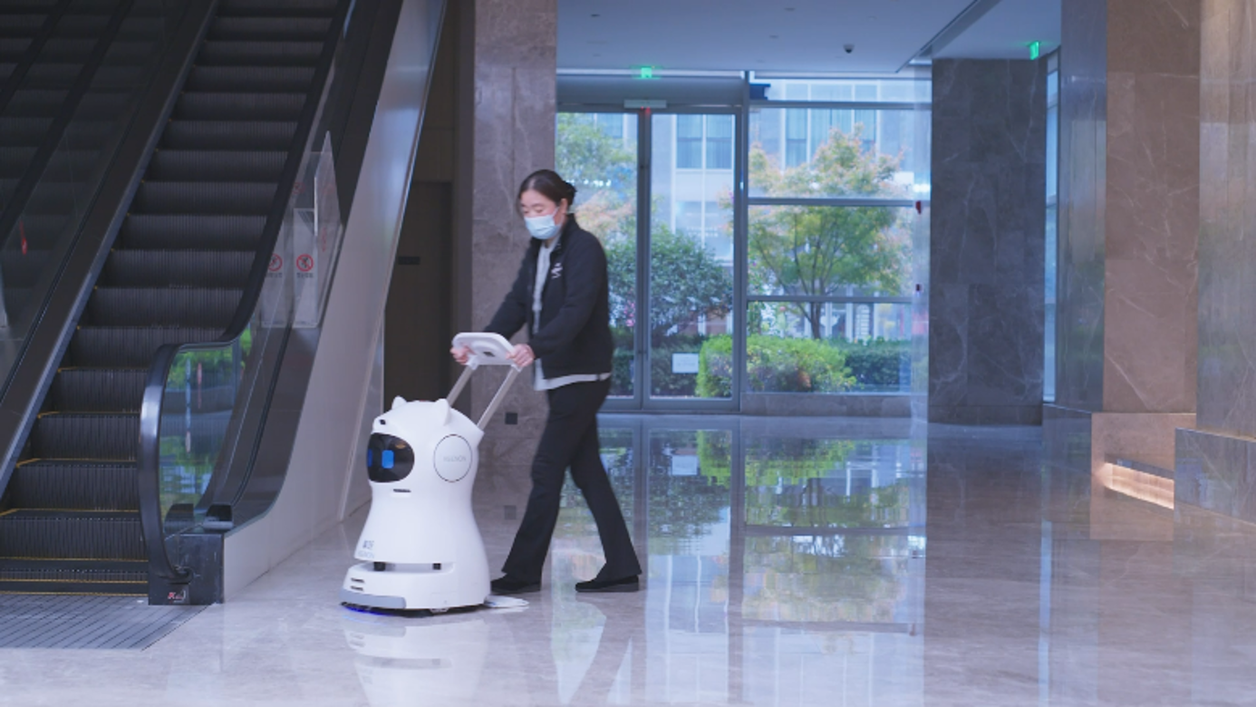 スタッフがロボットを手動で操作している様子